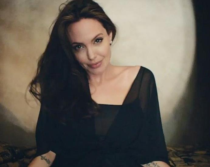Angelina Jolie - FsZkpbZWAAMAbph.jpg